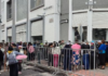 En los primeros cinco días de vigencia del Bono Raíces, unas 70.000 familias rurales ya recibieron el pago único de USD 1.000 en sus cuentas de BanEcuador. El plan del Gobierno contempla llegar a 100.000 hogares vinculados a la producción agrícola y pecuaria en situación de pobreza, como parte de la compensación por la eliminación del subsidio al diésel.