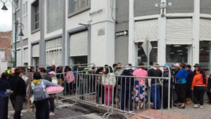En los primeros cinco días de vigencia del Bono Raíces, unas 70.000 familias rurales ya recibieron el pago único de USD 1.000 en sus cuentas de BanEcuador. El plan del Gobierno contempla llegar a 100.000 hogares vinculados a la producción agrícola y pecuaria en situación de pobreza, como parte de la compensación por la eliminación del subsidio al diésel.