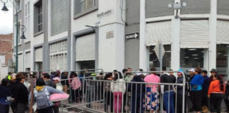 En los primeros cinco días de vigencia del Bono Raíces, unas 70.000 familias rurales ya recibieron el pago único de USD 1.000 en sus cuentas de BanEcuador. El plan del Gobierno contempla llegar a 100.000 hogares vinculados a la producción agrícola y pecuaria en situación de pobreza, como parte de la compensación por la eliminación del subsidio al diésel.