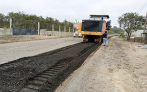 La Prefectura de Bolívar, bajo la administración del prefecto Aníbal Coronel Monar, avanza en los trabajos de mantenimiento y mejoramiento de la vía Caluma – Piedra Redonda, una de las más importantes para la movilidad de los habitantes y el transporte de la producción agrícola en la zona.