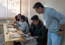 La Escuela Superior Politécnica de Chimborazo (ESPOCH) informó este viernes que sus clases virtuales concluyeron el 26 de septiembre y que, desde el lunes 29 del mismo mes, retomará las actividades académicas en modalidad presencial en su matriz y sedes.