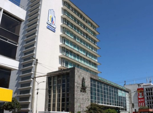 La reciente campaña del Instituto Ecuatoriano de Seguridad Social (IESS) para la actualización de datos personales generó confusión entre afiliados, jubilados y beneficiarios, y dio lugar a denuncias por cobros indebidos en los alrededores de las oficinas de la institución.