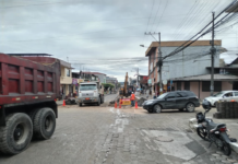Con el objetivo de modernizar la ciudad, este 1 de septiembre comenzaron los trabajos de regeneración urbana en Puyo, a pesar de la lluvia que afectaba la zona. La intervención principal se desarrolla en la calle Nueve de Octubre, entre las calles Alberto Zambrano y Teniente Hugo Ortiz, la cual permanecerá cerrada durante las labores, afectando temporalmente la circulación vehicular.