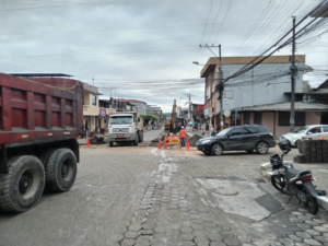 Con el objetivo de modernizar la ciudad, este 1 de septiembre comenzaron los trabajos de regeneración urbana en Puyo, a pesar de la lluvia que afectaba la zona. La intervención principal se desarrolla en la calle Nueve de Octubre, entre las calles Alberto Zambrano y Teniente Hugo Ortiz, la cual permanecerá cerrada durante las labores, afectando temporalmente la circulación vehicular.