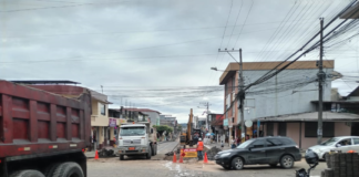 Con el objetivo de modernizar la ciudad, este 1 de septiembre comenzaron los trabajos de regeneración urbana en Puyo, a pesar de la lluvia que afectaba la zona. La intervención principal se desarrolla en la calle Nueve de Octubre, entre las calles Alberto Zambrano y Teniente Hugo Ortiz, la cual permanecerá cerrada durante las labores, afectando temporalmente la circulación vehicular.