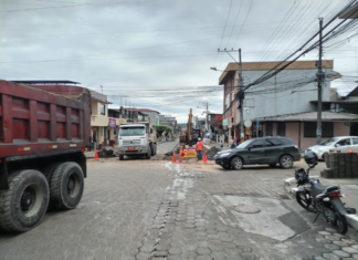 Con el objetivo de modernizar la ciudad, este 1 de septiembre comenzaron los trabajos de regeneración urbana en Puyo, a pesar de la lluvia que afectaba la zona. La intervención principal se desarrolla en la calle Nueve de Octubre, entre las calles Alberto Zambrano y Teniente Hugo Ortiz, la cual permanecerá cerrada durante las labores, afectando temporalmente la circulación vehicular.