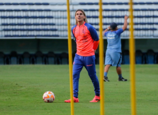 En lugar de concentrarse en Quito o Guayaquil, como ha sido la norma en los últimos años, el equipo de Sebastián Beccacece estableció su base de operaciones en Buenos Aires, donde comenzó a reunir a los 30 convocados que afrontarán el partido del jueves 4 de septiembre ante Paraguay.