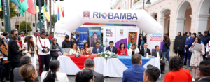 Este 11 de septiembre, Riobamba fue escenario de la Feria Ecuador 2025, evento organizado por el municipio en conmemoración de la Fundación del Ecuador. En esta jornada, emprendedores de diferentes rincones del país ofrecieron sus productos a visitantes y turistas, convirtiendo a la ciudad en una vitrina de saberes, sabores e identidad nacional.