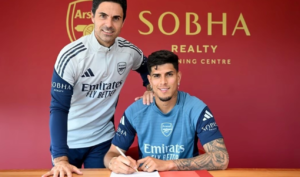 Piero Hincapié ya viste los colores del Arsenal, tras semanas de rumores y negociaciones, el zaguero fue presentado como nuevo refuerzo de los “Gunners”, como préstamo con obligación de compra en 2026, por 52 millones de euros.