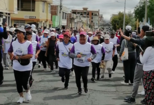 La ciudad de Riobamba fue escenario de entusiasmo y vitalidad la mañana del domingo 7 de septiembre, cuando decenas de adultos mayores participaron en la competencia 2K geriátrica “Camina, corre y vive más”. La iniciativa, organizada por el Hospital Geriátrico Dr. Bolívar Arguello, buscó fomentar la actividad física, la vida saludable y la prevención de enfermedades crónicas en personas de la tercera edad.