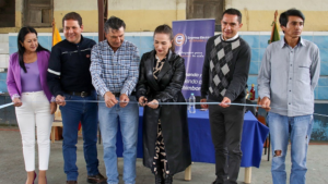 Con una inversión cercana a los 170.000 dólares, el Gobierno del Nuevo Ecuador, en coordinación con el Ministerio de Ambiente y Energía y la Empresa Eléctrica Riobamba S.A. (EERSA), inauguró cinco proyectos eléctricos en los sectores de El Manzano, Puela y Bilbao, en el cantón Penipe, con el objetivo de mejorar el servicio, garantizar seguridad y dinamizar el progreso económico de las comunidades.