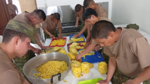 En la Brigada de Caballería Blindada N.°11 “Galápagos” se desarrolló el curso de Gastronomía de la Sierra Ecuatoriana, organizado por el Servicio Ecuatoriano de Capacitación Profesional (Secap) Zona 3 en coordinación con la Dirección de Movilización (Dirmov). La iniciativa benefició a 300 jóvenes conscriptos, quienes fortalecieron sus conocimientos y adquirieron nuevas habilidades en el área culinaria.