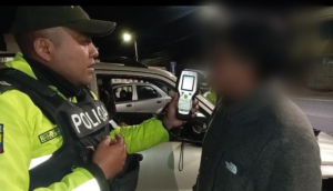 La noche del 12 y la madrugada del 13 de septiembre, la Policía Nacional del Ecuador ejecutó un operativo de control de tránsito en la vía de acceso al cantón Guano, provincia de Chimborazo, con el objetivo de fortalecer la seguridad vial y prevenir accidentes de tránsito.