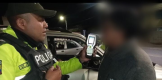 La noche del 12 y la madrugada del 13 de septiembre, la Policía Nacional del Ecuador ejecutó un operativo de control de tránsito en la vía de acceso al cantón Guano, provincia de Chimborazo, con el objetivo de fortalecer la seguridad vial y prevenir accidentes de tránsito.