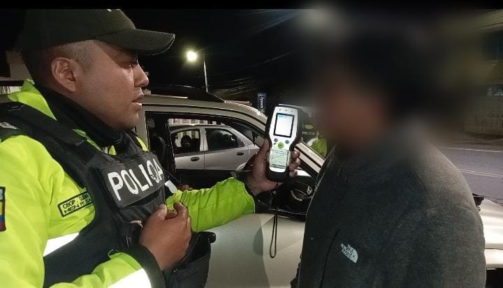 La noche del 12 y la madrugada del 13 de septiembre, la Policía Nacional del Ecuador ejecutó un operativo de control de tránsito en la vía de acceso al cantón Guano, provincia de Chimborazo, con el objetivo de fortalecer la seguridad vial y prevenir accidentes de tránsito.