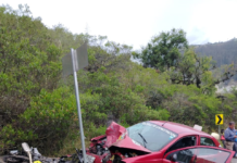 Un accidente de tránsito se registró en el sector Pungal El Quinche, en la vía Riobamba–Penipe, entre una motocicleta y un vehículo del Sindicato de Choferes Profesionales 4 de Octubre, que dejó como saldo un motociclista herido la tarde de este viernes 19 de septiembre.