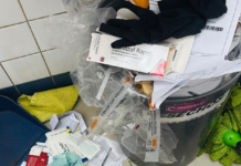 La Agencia Nacional de Regulación, Control y Vigilancia Sanitaria (ARCSA) clausuró una farmacia en Riobamba este 25 de septiembre, tras detectar graves irregularidades en la atención a los usuarios.