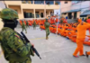 El Ejército Ecuatoriano mantiene firme su estrategia de control en los centros de privación de libertad del país. Este sábado, la Brigada de Caballería Blindada ejecutó una intervención en la cárcel de Guaranda, en la provincia de Bolívar, como parte de los operativos militares que buscan restablecer el orden en el sistema penitenciario ecuatoriano.
