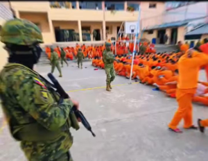 El Ejército Ecuatoriano mantiene firme su estrategia de control en los centros de privación de libertad del país. Este sábado, la Brigada de Caballería Blindada ejecutó una intervención en la cárcel de Guaranda, en la provincia de Bolívar, como parte de los operativos militares que buscan restablecer el orden en el sistema penitenciario ecuatoriano.