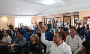La mañana de este sábado 13 de septiembre, el gremio del transporte público de Quito y la provincia de Pichincha resolvió suspender sus operaciones a partir de las 00h00 del lunes 15 de septiembre. La decisión fue confirmada por Carlos Brunis, presidente de la Federación de Transporte Terrestre de Pichincha (FTTEPII), tras una asamblea provincial.
