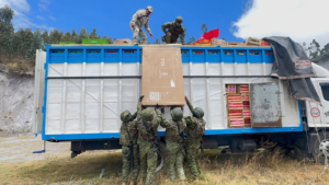 Una operación militar desarrollada este 15 de septiembre, en el Bypass vía Riobamba–Quito terminó con la incautación de 1.300 cajas de frutas, televisores y accesorios de contrabando, además de la captura del conductor de un camión que intentó evadir un control. La acción estuvo marcada por un enfrentamiento armado con presuntos contrabandistas.