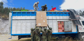 Una operación militar desarrollada este 15 de septiembre, en el Bypass vía Riobamba–Quito terminó con la incautación de 1.300 cajas de frutas, televisores y accesorios de contrabando, además de la captura del conductor de un camión que intentó evadir un control. La acción estuvo marcada por un enfrentamiento armado con presuntos contrabandistas.