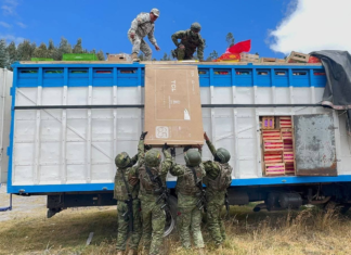 Una operación militar desarrollada este 15 de septiembre, en el Bypass vía Riobamba–Quito terminó con la incautación de 1.300 cajas de frutas, televisores y accesorios de contrabando, además de la captura del conductor de un camión que intentó evadir un control. La acción estuvo marcada por un enfrentamiento armado con presuntos contrabandistas.