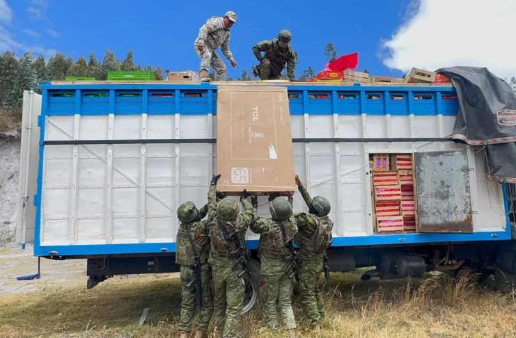 Una operación militar desarrollada este 15 de septiembre, en el Bypass vía Riobamba–Quito terminó con la incautación de 1.300 cajas de frutas, televisores y accesorios de contrabando, además de la captura del conductor de un camión que intentó evadir un control. La acción estuvo marcada por un enfrentamiento armado con presuntos contrabandistas.