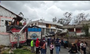 La mañana de este miércoles 17 de septiembre de 2025, un accidente de tránsito alteró la tranquilidad de la parroquia Guanujo, luego de que un vehículo perdiera el control y se estrellara contra una vivienda.