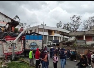 La mañana de este miércoles 17 de septiembre de 2025, un accidente de tránsito alteró la tranquilidad de la parroquia Guanujo, luego de que un vehículo perdiera el control y se estrellara contra una vivienda.