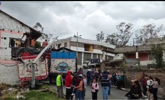 La mañana de este miércoles 17 de septiembre de 2025, un accidente de tránsito alteró la tranquilidad de la parroquia Guanujo, luego de que un vehículo perdiera el control y se estrellara contra una vivienda.