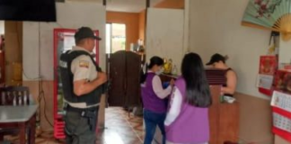 En cumplimiento de una orden de servicio, la Policía Nacional del Ecuador ejecutó un amplio operativo de control en el cantón San Miguel, provincia de Bolívar. La acción se desarrolló en coordinación con la Comisaría Nacional, las Tenencias Políticas y técnicos de la Agencia Nacional de Regulación, Control y Vigilancia Sanitaria (ARCSA), con el propósito de verificar el cumplimiento de las disposiciones legales y precautelar la salud de la ciudadanía.
