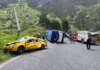 Un accidente vial dejó 13 personas heridas y provocó preocupación y malestar entre turistas guayaquileños que descendían de Baños de Agua Santa hacia Pelileo, la tarde del domingo 7 de septiembre. El accidente se trató de una colisión de frente con un taxi, en la curva de Las Juntas, el choque fue violento.