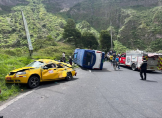 Un accidente vial dejó 13 personas heridas y provocó preocupación y malestar entre turistas guayaquileños que descendían de Baños de Agua Santa hacia Pelileo, la tarde del domingo 7 de septiembre. El accidente se trató de una colisión de frente con un taxi, en la curva de Las Juntas, el choque fue violento.