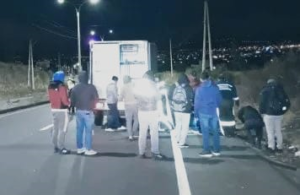 La madrugada del 10 de septiembre, un joven de nacionalidad colombiana, de apenas 23 años, fue asesinado a tiros en el Paso Lateral Sur de Ambato, el crimen, que según las primeras hipótesis estaría relacionado con un presunto ajuste de cuentas, ha encendido las alarmas entre las autoridades y los habitantes de la zona, quienes temen un incremento de la violencia ligada al crimen organizado.