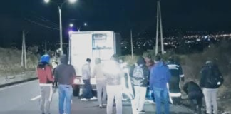 La madrugada del 10 de septiembre, un joven de nacionalidad colombiana, de apenas 23 años, fue asesinado a tiros en el Paso Lateral Sur de Ambato, el crimen, que según las primeras hipótesis estaría relacionado con un presunto ajuste de cuentas, ha encendido las alarmas entre las autoridades y los habitantes de la zona, quienes temen un incremento de la violencia ligada al crimen organizado.
