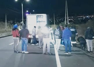 La madrugada del 10 de septiembre, un joven de nacionalidad colombiana, de apenas 23 años, fue asesinado a tiros en el Paso Lateral Sur de Ambato, el crimen, que según las primeras hipótesis estaría relacionado con un presunto ajuste de cuentas, ha encendido las alarmas entre las autoridades y los habitantes de la zona, quienes temen un incremento de la violencia ligada al crimen organizado.