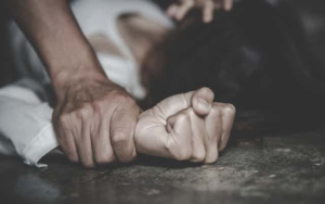 El Tribunal Penal dictó una de las sentencias más duras de los últimos años en Chimborazo: 29 años y 4 meses de prisión para Orlando Ch., hallado culpable de la presunta violación de una adolescente de 15 años. La condena, sumada a una reparación económica de 5.000 dólares a favor de la víctima, cierra un caso marcado por el silencio, el dolor y la huida del agresor al extranjero.
