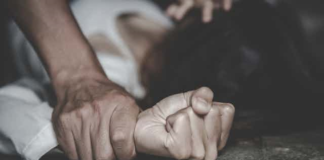 El Tribunal Penal dictó una de las sentencias más duras de los últimos años en Chimborazo: 29 años y 4 meses de prisión para Orlando Ch., hallado culpable de la presunta violación de una adolescente de 15 años. La condena, sumada a una reparación económica de 5.000 dólares a favor de la víctima, cierra un caso marcado por el silencio, el dolor y la huida del agresor al extranjero.