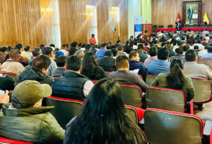 Este 18 de septiembre, en Riobamba se desarrolló un conversatorio con más de 200 personas en el auditorio del Municipio, donde autoridades provinciales y representantes de la Asociación Provincial de Taxistas abordaron temas vinculados a la movilidad y al fortalecimiento del sector.