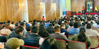 Este 18 de septiembre, en Riobamba se desarrolló un conversatorio con más de 200 personas en el auditorio del Municipio, donde autoridades provinciales y representantes de la Asociación Provincial de Taxistas abordaron temas vinculados a la movilidad y al fortalecimiento del sector.
