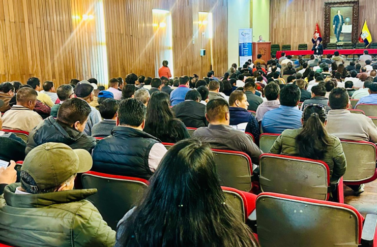 Este 18 de septiembre, en Riobamba se desarrolló un conversatorio con más de 200 personas en el auditorio del Municipio, donde autoridades provinciales y representantes de la Asociación Provincial de Taxistas abordaron temas vinculados a la movilidad y al fortalecimiento del sector.