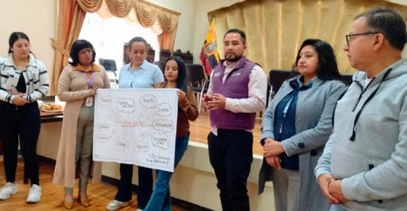 Con el objetivo de fortalecer las acciones de prevención de embarazos tempranos en la región, la Coordinación Zonal 3 de Salud desarrolló una jornada de capacitación para la transferencia metodológica de la Escuela de Liderazgo Comunitario para adolescentes, dirigida a instituciones y actores locales vinculados a la política pública en esta materia.