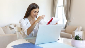 Hoy inicia la Feria Laboral 360, que se llevará a cabo de manera virtual entre este 25 y 27 de septiembre de 2025, más de 27 empresas nacionales e internacionales han publicado ya algunas de las vacantes disponibles.