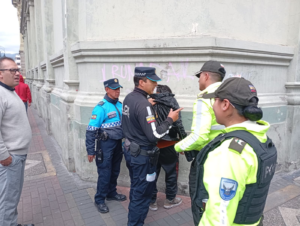 Este miércoles 3 de septiembre, en un operativo realizado en las calles Veloz y Larrea de Riobamba, el equipo de Agentes de Control Municipal logró la aprehensión de un presunto delincuente que habría sustraído teléfonos celulares y herramientas de una ferretería ubicada en el sector.