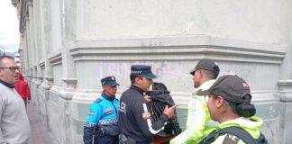 Este miércoles 3 de septiembre, en un operativo realizado en las calles Veloz y Larrea de Riobamba, el equipo de Agentes de Control Municipal logró la aprehensión de un presunto delincuente que habría sustraído teléfonos celulares y herramientas de una ferretería ubicada en el sector.