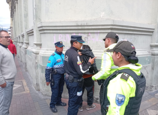 Este miércoles 3 de septiembre, en un operativo realizado en las calles Veloz y Larrea de Riobamba, el equipo de Agentes de Control Municipal logró la aprehensión de un presunto delincuente que habría sustraído teléfonos celulares y herramientas de una ferretería ubicada en el sector.