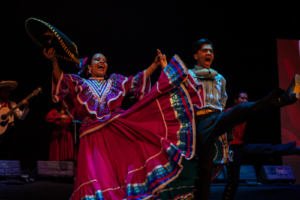 El arte, la música y la tradición se unirán en un solo escenario este domingo 5 de octubre con el espectáculo “Raíces que danzan”, un evento cultural que reunirá a agrupaciones de danza de México, Honduras y Chile, quienes compartirán su riqueza artística con el público ecuatoriano.