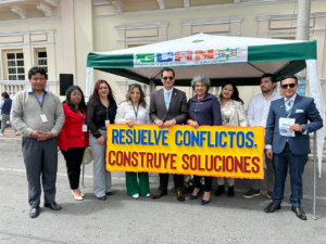 En el marco del Día Nacional de la Mediación, el cantón Guano fue escenario de una feria ciudadana que reunió a instituciones locales y nacionales con el propósito de acercar a la población los servicios gratuitos de mediación y orientación legal.