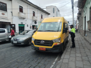 Como parte del denominado Plan de Retorno Seguro a Clases, anunciado por la alcaldía de Riobamba el pasado 3 de septiembre, la Dirección de Movilidad del Municipio desplegó un operativo en los exteriores de las instituciones San Felipe Neri y Juan de Velasco 2.